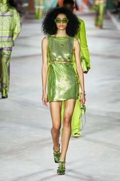 Versace Runway, Versace Spring, Versace Fashion, Versace Dress, Donatella Versace, Runway Collection, Fashion Show Collection, Lady Dior, Fashion History