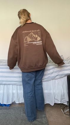 Outfit pic Brown Hoodie Aesthetic, Brown Hoodie Outfit, Brown Jeans Outfit, Hoodie Outfit Aesthetic, Beige Sweatpants, Jeans Hoodie, Outfit Hoodie, Style Bed, Bed White