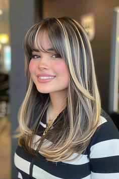 Long hair with Y2K blonde chunky highlights. Highlights In Bangs, Chunky Highlights With Bangs, Types Of Highlights For Hair, Blonde Hair With Dark Highlights, 2000s Hair Color, Y2k Blonde Hair, 2000s Highlights Hair, Chunky Balayage