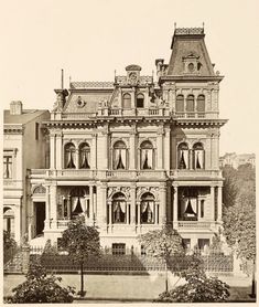 an old building with many windows and balconies on the top floor is shown in black and white