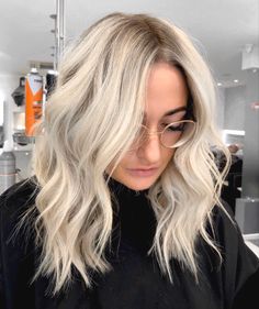 Short Platinum Blonde Hair With Shadow Root, Root Smudge Bleach Blonde, All Blonde With Shadow Root, All Over Blonde Shadow Root, Cool Rooted Blonde, Blonde With Small Shadow Roots, Creamy Blonde Hair With Shadow Root, Blonde Hair With Roots Shadow, Shadow Root Bleach Blonde