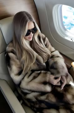 Mobster Wife Aesthetic, Sable Coat, Rosie Huntington, Huntington Whiteley, Fox Fur Coat, Rosie Huntington Whiteley, Billionaire Lifestyle, Fox Fur