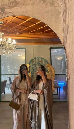 Dubai Life Style, Abaya Aesthetic Dubai, Khaleeji Women Aesthetic, Dubai Outfit Aesthetic, Dubai Aesthetic Outfits Modest, Dubai Dressing Style Women, Dubai Lifestyle Aesthetic, Arab Women Outfits, Dubai Astethic