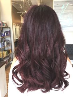 Mahogany Hair Color, Pelo Color Borgoña, Burgundy Brown Hair, Black Hair Ombre, Mahogany Hair, Brown Ombre Hair, Red Hair Inspo, Ombré Hair, Burgundy Hair