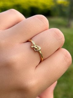 Unique Gold Wedding Rings, Latest Gold Ring Designs, Small Earrings Gold, Couple Ring Design, Gold Earrings Models, Pretty Jewelry Necklaces, Cute Engagement Rings, Gold Jewelry Stores, Gold Pendant Jewelry