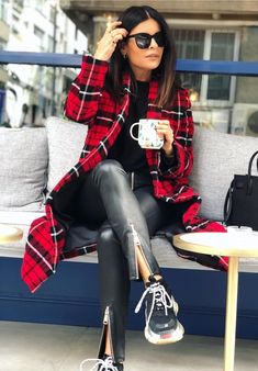 European Winter Fashion, Classy Attire, European Winter, Shacket Outfit, Timeless Looks, Trendy Christmas Outfits, Outfit Mujer, Fashionable Outfits, Jeans Casual