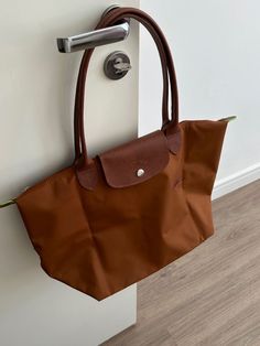 Longchamp Cognac, Longchamp Aesthetic, Cognac Bag, Longchamp Tote Bag, Marvel Books, Uni Bag, Longchamp Tote, Inside My Bag