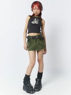 #futurismo #cybercore #retro #y2k #futuredenim #canatiba #canatibatrends Green Mini Skirt Outfit, 2000s Mini Skirt, Green Skirt Outfits, Cargo Skirt Outfit, Green Denim Skirt, Black Mini Skirt Outfit, Short Skirts Outfits, Minga London, Jean Skirt Outfits