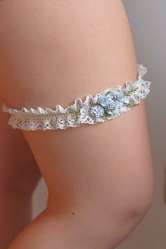 Garter for the bride in dusty blue, white and blue, ideal for a romantic or rustic style wedding or for the bride on her wedding night. Each piece is unique and there may be small variations in the flowers since when they are made they are never exactly the same, although visually very similar, you must take this into account when placing your order. Gift for the bridesmaids for an original photo of all together showing the leg with the garter all the same. If you do not find a garter in the color you want, do not hesitate to contact me as they are completely handmade and we can make them in any color and flower variants. Contact me without any commitment, I'm sure I can help you. Ideal gift for the bride for the wedding night, a gift for a silver wedding or a gift for a golden wedding. Something Blue Accessories, Wedding Day Something Blue, Light Blue And White Wedding Theme, Dusty Blue Wedding Dress, Blue Wedding Accessories, Neutral Tone Wedding, Country Wedding Garters, Cute Garters Wedding, Wedding Garter Lace Vintage