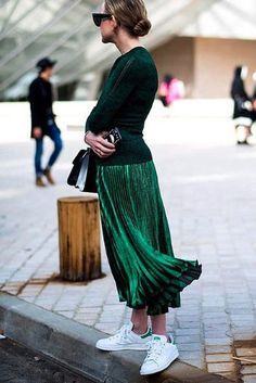 Rok Outfit, Green Pleated Skirt, Green Midi Skirt, Mode Tips, Walking Down The Street, Street Style Fall Outfits, Metallic Skirt, Sport Chic