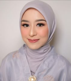 Makeup Engagement Look, Graduation Natural Makeup, Engagement Make Up, Make Up Looks For Graduation, Makeup Wisuda Hijab Natural, Make Up Natural Wisuda, Simple Grad Makeup, Makeup Ideas Graduation