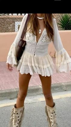 White Country Outfits Women, Boho Chic Isabel Marant Aesthetic, Nashville Asethic Outfits, Deltopia Santa Barbara Outfits, Chloe Style Outfit, Boho European Style, Boho 2025 Fashion, Country Chic Dress, Boho Ibiza Style Outfit