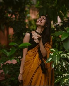 Vintage Indian Saree Aesthetic, Traditional Saree Photo Poses, Vintage Saree Aesthetic, Saree Vintage Photoshoot, Vintage Saree Photoshoot At Home, Indian Clothing Photography, Women In Saree Aesthetic, Indian Women Aesthetic Outfits, Outdoor Saree Photoshoot