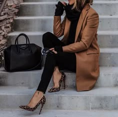 Lolariostyle Winter Classy Work Outfits, Neutral Color Womens Outfits, Simple Black Outfits Classy, Work Lunch Outfit Winter, Monocratic Outfits, Lunch Outfit Ideas Classy, Lunch Outfit Ideas Classy Chic, Stiletto Outfit, Camel Coat Outfit Winter Style