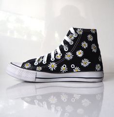 Vans Ideas, Flower Converse, Daisy Shoes, Converse Floral, Diy Converse, Flower Sneakers, Converse Design, Painted Converse, Galaxy Shoes