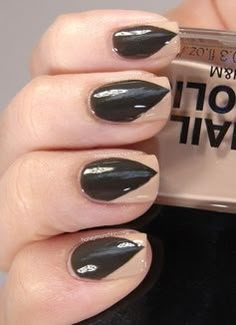 Dress in all black, get some fuzzy ears, and paint your nails this way to make a quick and easy DIY werewolf costume. Werewolf Nails, Diy Halloween Nails, Easy Halloween Nails Design, Halloweenský Makeup, Halloween Nails Diy, Nail Art Halloween, Halloween Manicure, Witch Nails, Halloween Nails Easy