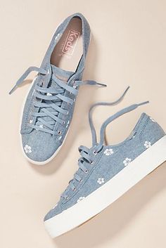 Girly Sneakers, قلادات متدلية, Trendy Shoes Sneakers, Fashion Shoes Sandals, Kawaii Shoes, Neue Outfits, Fancy Shoes, Girly Shoes, Aesthetic Shoes