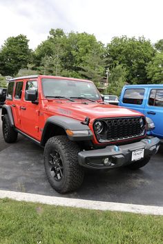 two jeeps are parked in a parking lot