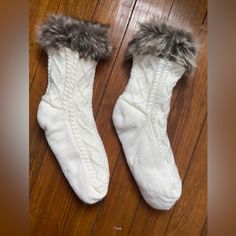 Never Worn Off-White Cable Knit Socks With Faux Fur Trim. Sherpa Lined. Size M/L Thick White Winter Socks, White Fur Leg Warmers, Fluffy Winter Socks, White Fuzzy Socks, Fur Socks, Cozy White One Size Knee-high Socks, Cable Knit Socks, Fluffy Socks, Sherpa Lined