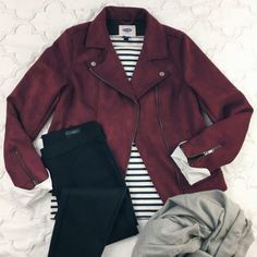 Coloured Leather Jacket, Moto Jacket Outfit, Burgundy Outfit, Black Wardrobe, Outfit Plan, Grey Scarf, Fashion Blogger Style, Striped T Shirt