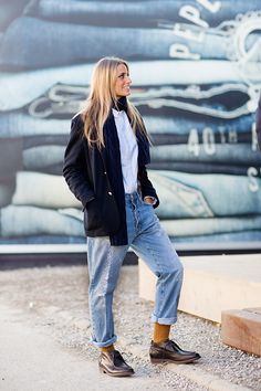 I can't even...so good! Tomboy Outfits Cute, Tomboy Outfits Swag, Turtleneck Under, Menswear Details, The Sartorialist, Classic White Shirt, Boyfriend Blazer, Tomboy Outfits