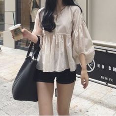 Looks Pinterest, Korean Casual Outfits, Trendy Fashion Tops, Casual Day Outfits, Korean Fashion Trends, Easy Trendy Outfits, Korean Outfits, Middle Age