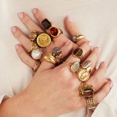 Exploring the Timeless Charm of Vintage Jewelry Retro Rings Vintage, Unique Rings Gold, Vintage Chunky Rings, Vintage Jewelry Gold, Chunky Rings Gold, Vintage Jewellery Aesthetic, Vintage Rings Aesthetic, Chunky Rings Aesthetic, Vintage Jewelry Aesthetic