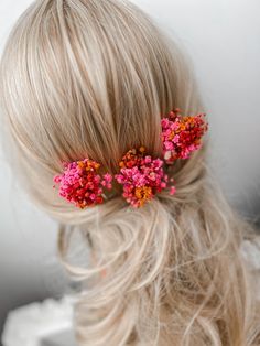 Dried flower hair pin in Red, Orange and Pink color. Made with real dried Gypsophila flowers. Price is for 1 hair pin! Size - 3 x 11 cm. PROCESSING TIME : 1-3 business days IMPORTANT DELIVERY INFORMATION: All parcels to United States will be delivered via USPS - 7-10 business days, parcels within EUROPEAN UNION (incl. UK, Switzerland, Norway) will be delivered via UPS standard service - 5-10 business days (+ phone number is required for the courier), Parcels to Canada, Australia and other countries will be shipped via Standard Airmail and shipping time takes longer - 3-5 weeks. Please make sure you read this information! Red Flower Hairstyles, Wedding Hair Red Flowers, Dried Floral Hair Piece, Red Flower Hair Accessories, Hair Accessories Red, Orange Flower Hair Clip, Summer Wedding Ceremony, Dried Flowers Wedding, Flower Veil