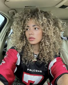 3b Blonde Curly Hair, Ash Blonde Balayage Curly Hair, Blonde Highlights On Black Hair Curly, Ashy Blonde Curly Hair, Curly Blonde Hair Black Women, Blonde Curly Balayage, Honey Blonde Hair Curly, Blonde Curly Hair Highlights, Ash Blonde Curly Hair