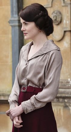 Lady Mary... - I love the skirt. Downton Abby Fashion, Lady Mary Crawley Fashion, Downtown Abbey Outfits, Downton Abbey Outfits, Mary Downton Abbey, Downton Abbey Mary, Winter Dress Ideas, Downtown Abbey Fashion, Vintage Winter Outfits