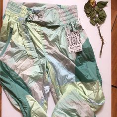 Rare Super Lightweight Bunched Waist Belt Banded Bottom Pistachio And Mint Parachute Pants Really Cute Quilted Pants, Parachute Pant, Split Legs, Free Throw, Tie Dye Leggings, Hot Shots, Black High Waist, The Way Home, Free People Movement