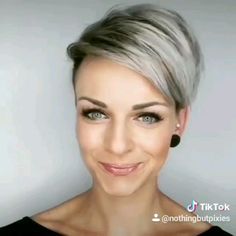 Who else loves these little spins?? Short Low Light Hair, Pixie Hairstyles With Shaved Sides, Short Pixie With Bangs, Aesthetic Balayage, Nothing But Pixies, Funky Short Hair, Color Highlights, Long Brunette, Hair Streaks