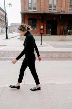 Audrey Hepburn Trousers, French Black Outfit, Black Parisian Style, French Style Loafers, All Black Simple Outfit, Vintage Loafers Outfit, Black Outfits For Work, Audrey Hepburn Inspired Outfit, All Black Work Outfits