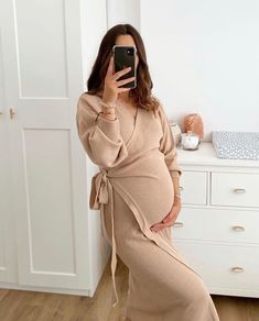 Realistic Maternity Outfit, Maternity Wedding Guest Outfit Winter, Elegant Pregnancy Outfits, Maternity Wedding Guest, Pregnacy Fashion