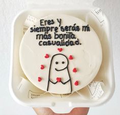 a white cake with writing on it in a plastic container that says, eres y siempre segreas mi mas bonlia causandoladad