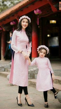 Muslim Mom And Daughter, Mom Daughter Outfits, Mother Daughter Fashion, Mother Daughter Matching Outfits, Mother Daughter Dresses Matching, Girls Clothes Patterns, Mom And Daughter Matching, Kids Blouse Designs, Mother Daughter Outfits