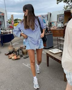 Look Short Jeans, Leia Sfez, Looks Com Short, Farmers Market Outfit, Spring Fashion Outfits, Outfit Trends, Flea Markets, Looks Style