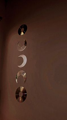 CD en forma de lunas Room Wall Diy Decor, Bedroom Door Decoration Ideas, Cd Diy Decoration, Easy Diy Room Decor Wall Art Craft Ideas Bedroom, Cd Decoration Ideas, Cd Room Decor, Cd Wall Decor, Decoraciones Aesthetic, Wall Decor Ideas Diy