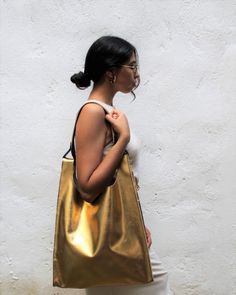 Золотая кожаная сумка на плечо металлическая кожаная сумка | Etsy Modern Gold Bags With Gold-tone Hardware, Luxury Reversible Rectangular Shoulder Bag, Luxury Gold Bags With Brass Hardware, Gold Leather Shoulder Bag With Gold Hardware, Modern Gold Shoulder Bag For Daily Use, Gold Leather Shoulder Bag With Brass Hardware, Gold Shoulder Bag With Gold-tone Hardware For Daily Use, Gold Leather Shoulder Bag For Evening, Gold Bag With Gold-tone Hardware For Everyday Use