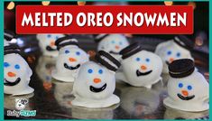 there are many snowmen made out of oreos on the table with text overlay that reads melted oreo snowmen