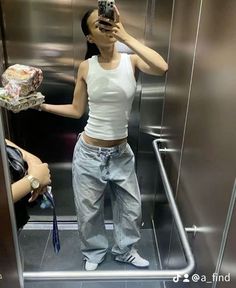 Ripped Tank Top, 2000 Summer, White Tank Top Outfit, White Tops Outfit, Jeans Tank Top, Baggy Jeans Outfit, Streetwear Lifestyle, Sweater Jeans, Blue Jean Outfits