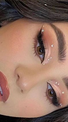 Jewel Makeup, Gem Makeup, Maquillage Yeux Cut Crease, Concert Makeup, Rhinestone Makeup, Prom Eye Makeup, Cute Eye Makeup, Rave Makeup, Makijaż Smokey Eye