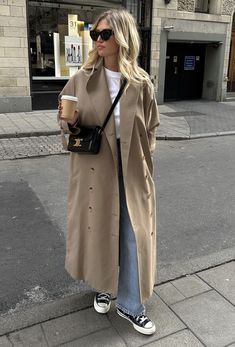 Beige Trench Coat Outfit, Paris Outfit Ideas, Trench Outfit, Long Coat Outfit, Trainers Outfit, Converse Outfits, Female Office, Winter Office, Trench Coat Outfit