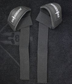 Steigere dein Training mit den Fitness-Zughilfen von Gym Generation Entdecke die hochwertigen Fitness-Zughilfen von Gym Generation, die deinem Training den entscheidenden Boost verleihen. Unsere Lifting Straps mit extra Grip sind der perfekte Begleiter für intensives Krafttraining. Sie bieten dir sichere Unterstützung beim Gewichtheben, indem sie dir helfen, das Gewicht länger und fester in den Händen zu halten. Maximale Leistung und Schutz für Hände und Handgelenke Dank der Entlastung deiner Hä Stringer Tank Top, Hand Band, Heavy Weight Lifting, Black Fitness, Lift Heavy, Muscle Growth, Sports Accessories, Weight Training