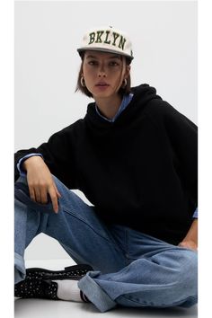 Basic capuchonsweater met lange mouw, verkrijgbaar in diverse kleuren, met een buidelzak aan de voorkant en een oversized fit. Katoen. Pull And Bear, Basic Hoodie, Pull N Bear, Pull Sweat, Basic Long Sleeve, Oversized Hoodie, Oversized Sweater, Oversize Hoodie, Long Sleeve Hoodie