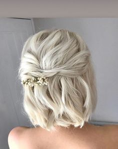 Minimalist Hair, A Messy Bun, Summer Hairstyles For Medium Hair, Curly Hair Inspiration, Curly Hair With Bangs