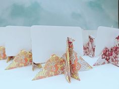 Origami cranes in beautiful patterns Name Card Table, Asian Wedding Ideas, Japan Wedding, Mobile Wedding, Origami Wedding, Origami Decoration, Origami Cranes, Japanese Wedding, Table Card Holder