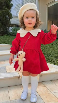 Looks :
 • Casaco
 • Boina
 • Meias 
 • Vestidos
 • Bolsinha Toddler Christmas Pictures Outfits, Christmas Toddler Outfits Girl, Toddler Christmas Outfit Girl, Baby Photoshoot Ideas Christmas, Baby Photoshoot Christmas, Baby Shower Ideas Christmas, Christmas Cute Outfits, Baby Pictures Christmas, Christmas Baby Photoshoot Ideas