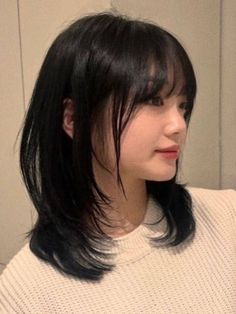 shoulder length layers with bangs Shoulder Length Japanese Haircut, Medium Japanese Haircut, Straight Layers Medium Hair, Medium Hair Length With Layers And Bangs, Japanese Haircut Bangs, Short Layered Haircuts Bangs, Shoulder Length Korean Haircut, Shoulder Length Asian Hair, Japanese Haircuts For Women