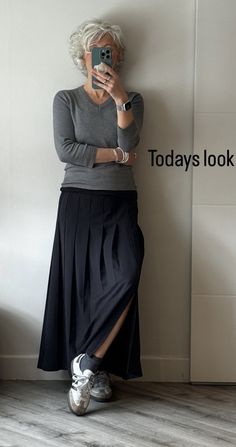 Winter Dresses For Women Over 50, Casual Outfits Autumn 2024, Light Grey Outfits For Women, 50 Plus Fashion Over 50 Fifty Not Frumpy, Minimalist Clothing Aesthetic, Boho Chic Winter Outfits, Swedish Style Fashion, Feminine Energy Outfit, Fashion At 50